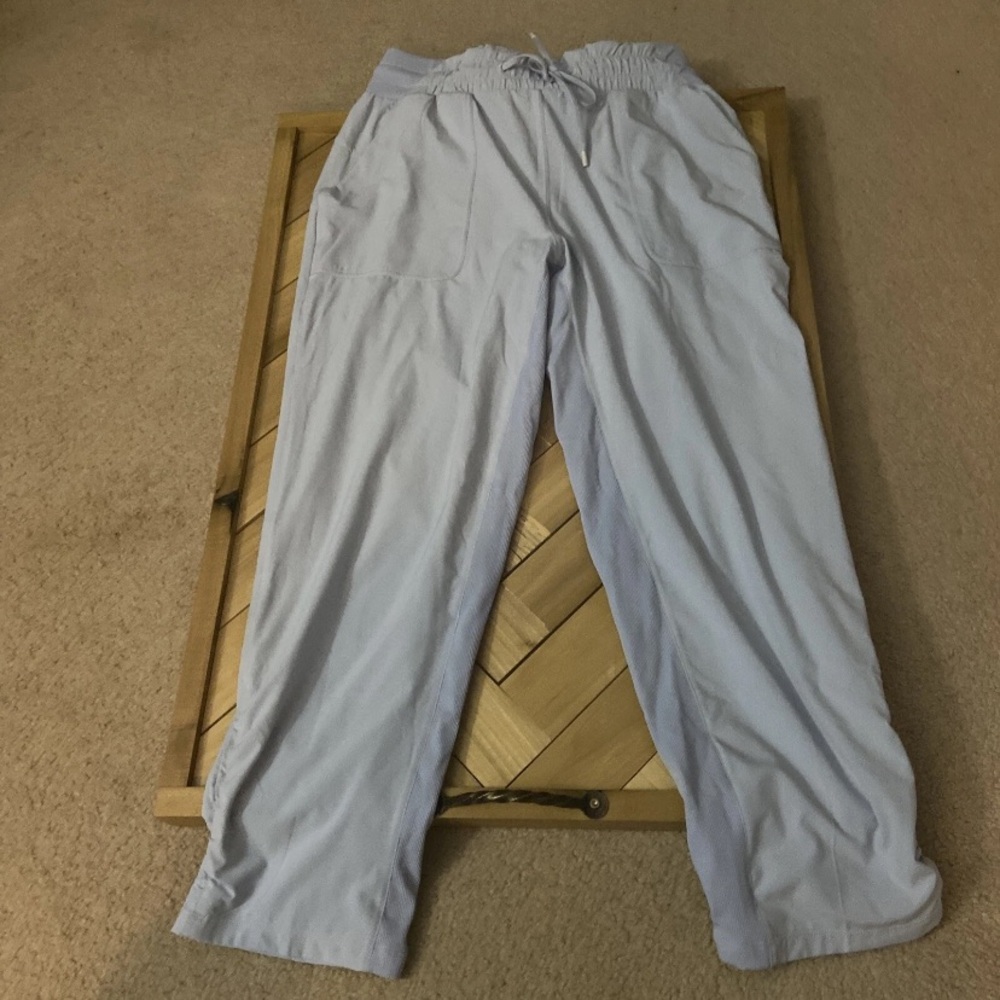 Lululemon Beyond the Studio Crop Lined Blue Linen Size 8 Luxtreme, Swift